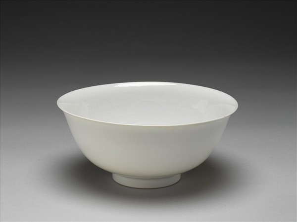 甜白釉印花龍紋碗