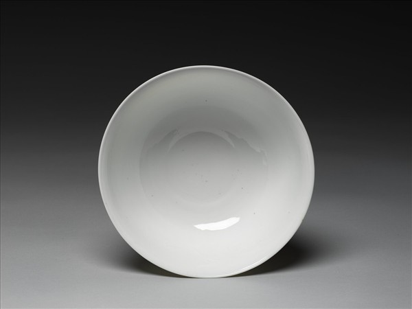 甜白釉印花龍紋碗