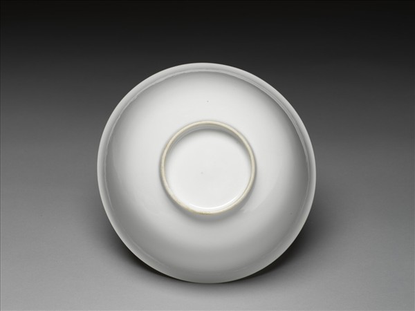 甜白釉印花龍紋碗