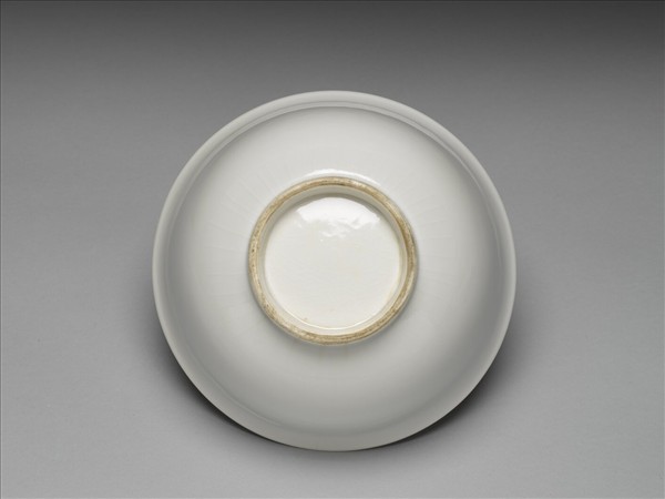 甜白釉印花龍紋碗