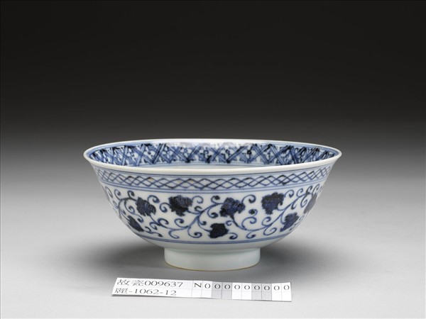 青花描金蓮塘紋碗