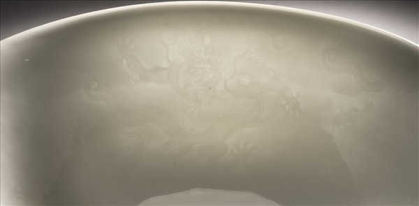 甜白釉印花五龍紋碗