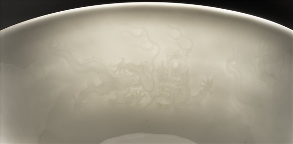 甜白釉印花五龍紋碗