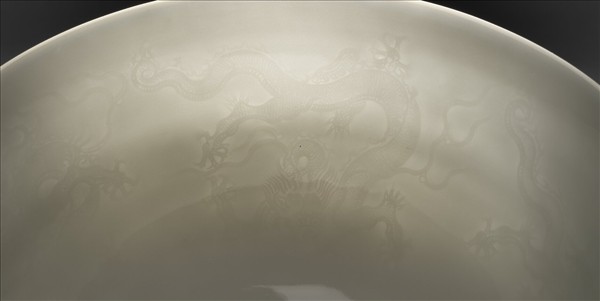 甜白釉印花五龍紋碗