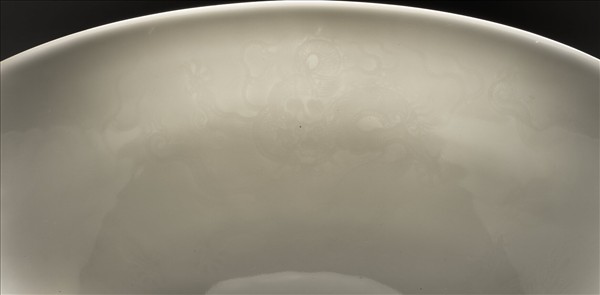 甜白釉印花五龍紋碗