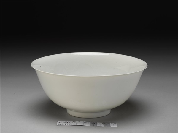 甜白釉印花龍紋碗