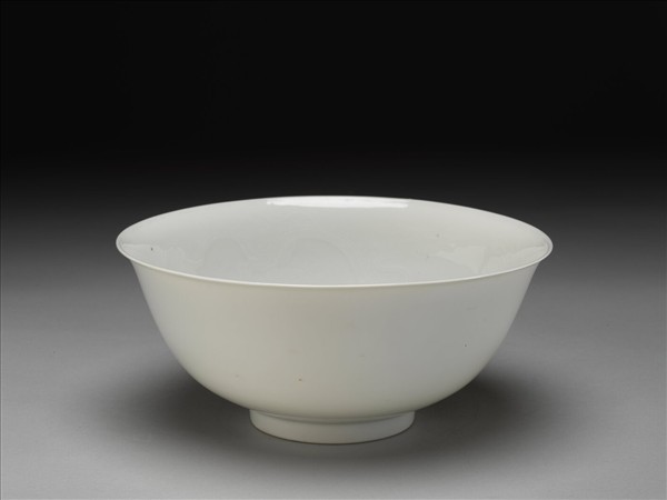 甜白釉印花龍紋碗