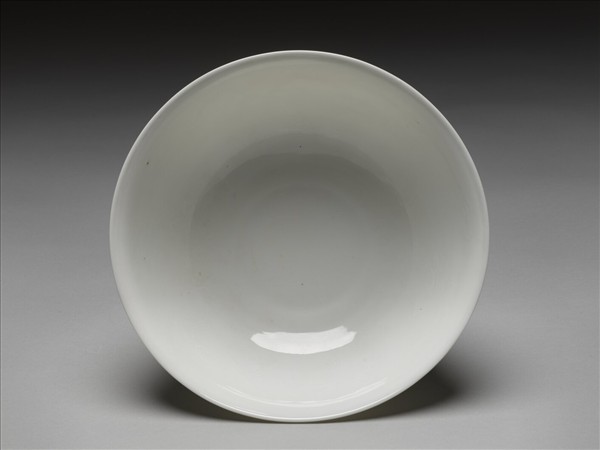 甜白釉印花龍紋碗