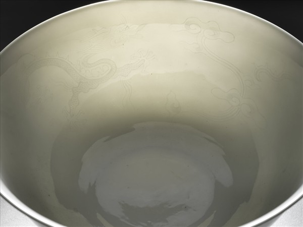 甜白釉印花龍紋碗