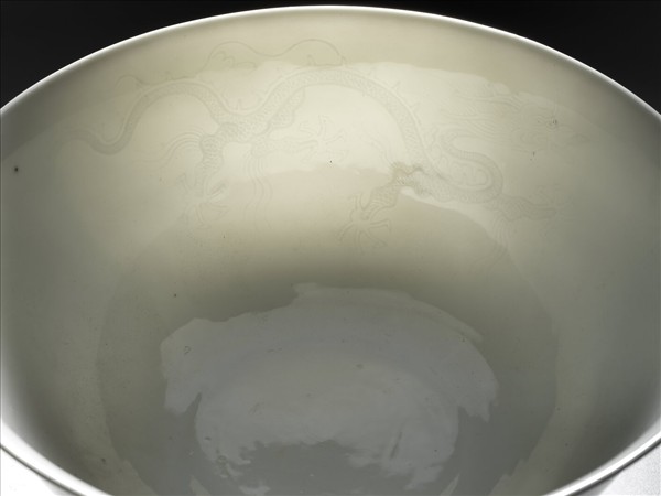 甜白釉印花龍紋碗