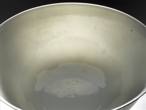 甜白釉印花龍紋碗
