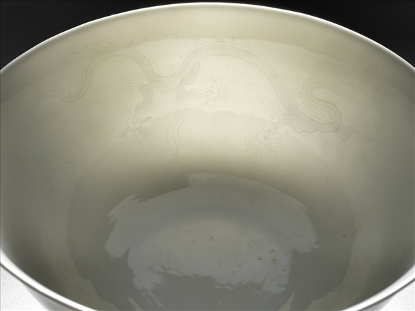 甜白釉印花龍紋碗