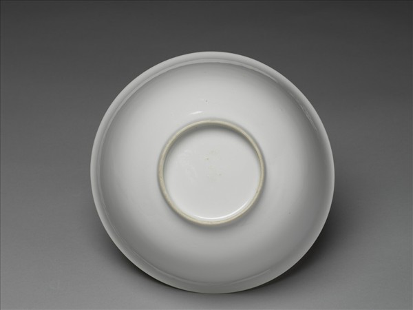 甜白釉印花龍紋碗