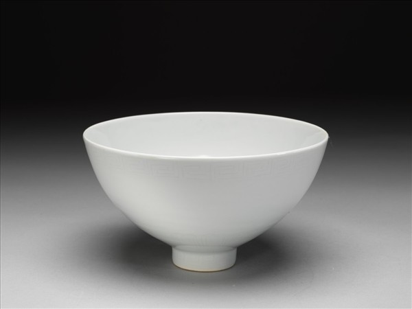 甜白釉劃花蓮瓣紋蓮子碗