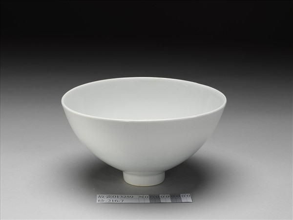 甜白釉蓮瓣紋蓮子碗