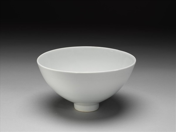 甜白釉蓮瓣紋蓮子碗