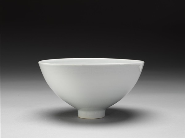 甜白釉蓮瓣紋蓮子碗