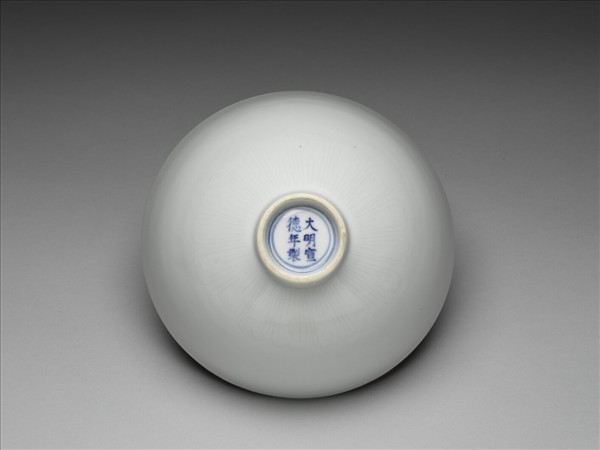 甜白釉蓮瓣紋蓮子碗