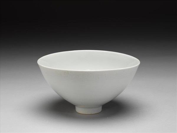 甜白釉劃花蓮瓣紋蓮子碗