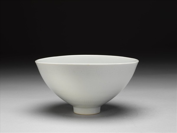 甜白釉劃花蓮瓣紋蓮子碗