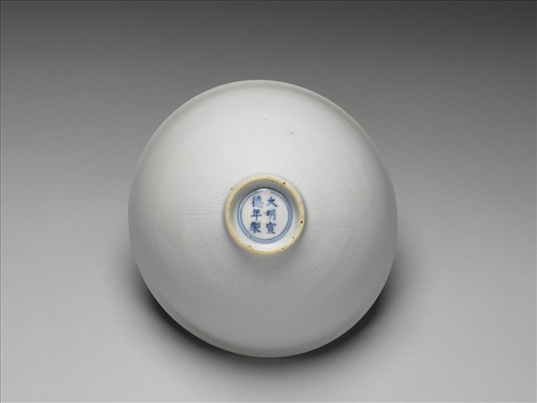 甜白釉劃花蓮瓣紋蓮子碗