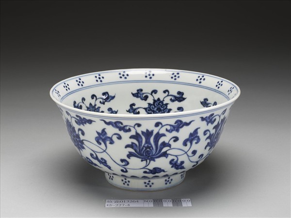 青花番蓮紋碗