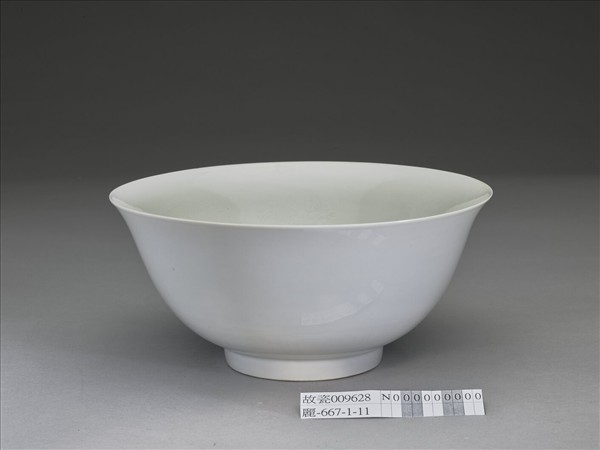 甜白釉印花龍紋碗