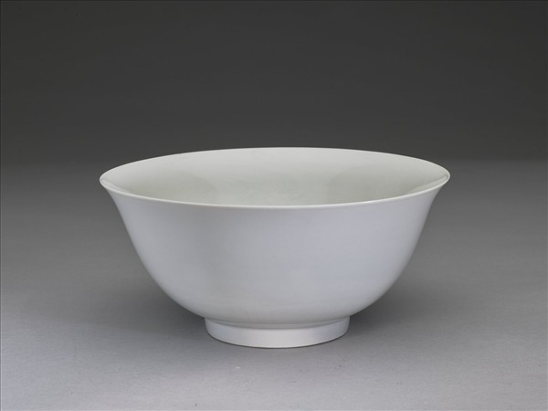 甜白釉印花龍紋碗