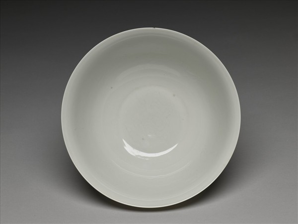 甜白釉印花龍紋碗