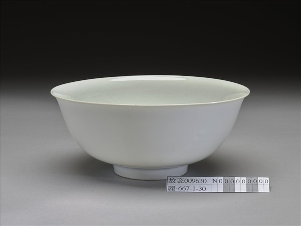 甜白釉印花龍紋碗