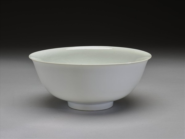 甜白釉印花龍紋碗