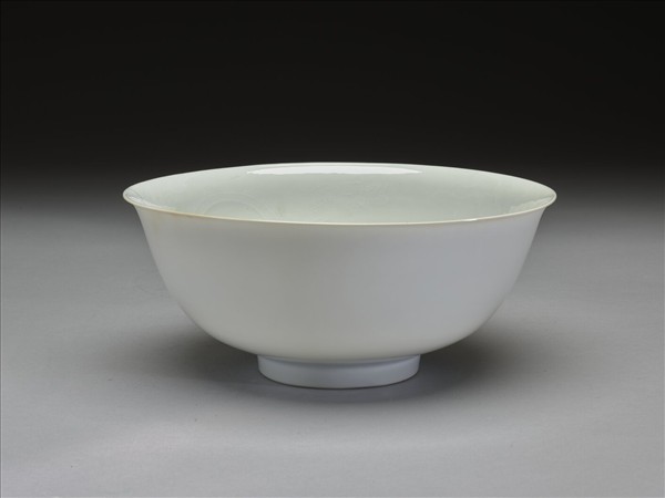 甜白釉印花龍紋碗