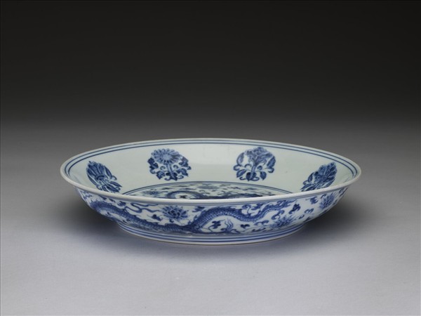 青花纏枝番蓮龍紋盤