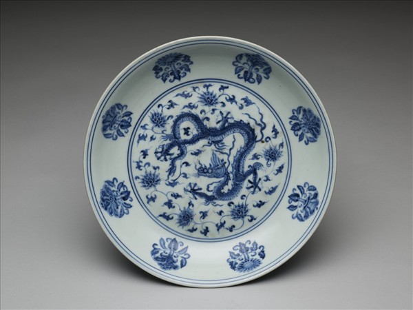 青花纏枝番蓮龍紋盤
