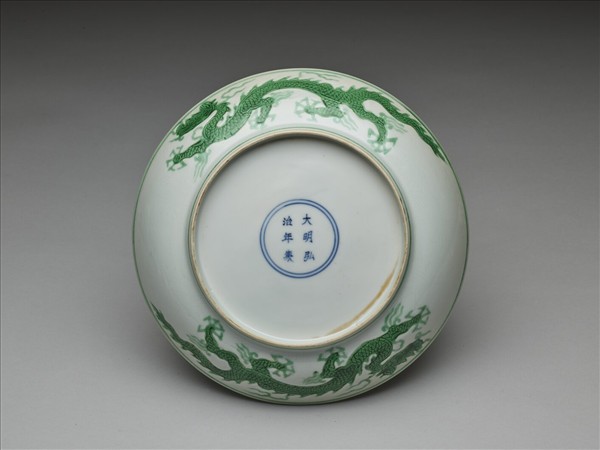 綠彩雲龍紋盤