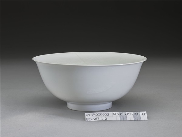 甜白釉印花龍紋碗