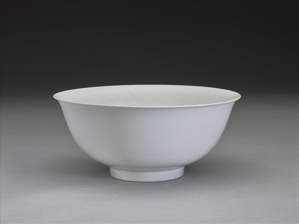 甜白釉印花龍紋碗