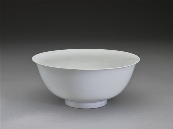 甜白釉印花龍紋碗