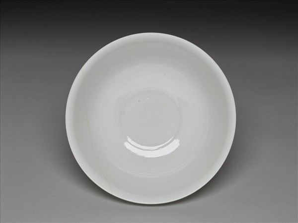 甜白釉印花龍紋碗