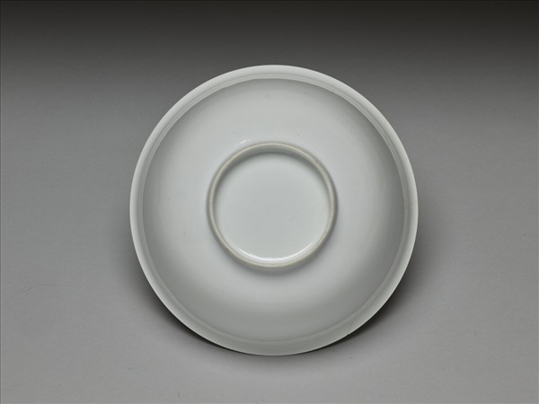 甜白釉印花龍紋碗