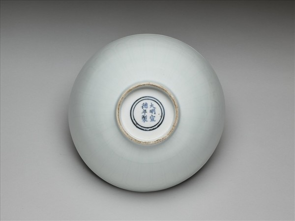 白瓷暗花蓮子碗