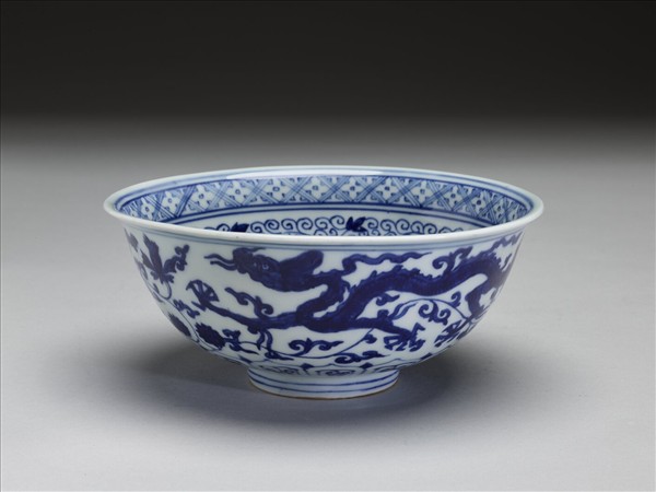 青花蓮塘龍紋碗