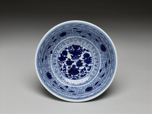 青花蓮塘龍紋碗