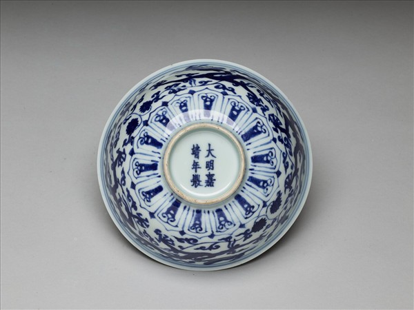 青花蓮塘龍紋碗