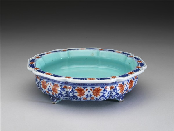 青花紅彩番蓮紋牡丹花式盆托