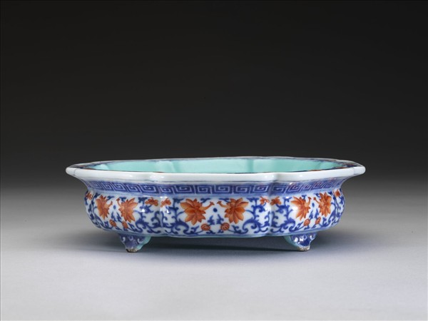 青花紅彩番蓮紋牡丹花式盆托