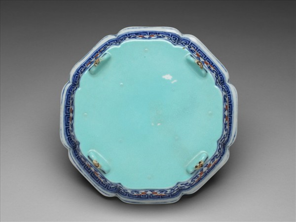 青花紅彩番蓮紋牡丹花式盆托