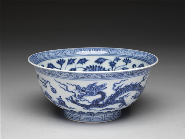 青花雙龍花卉紋碗
