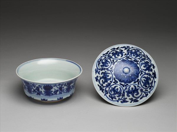 青花番蓮八寶紋蓋碗