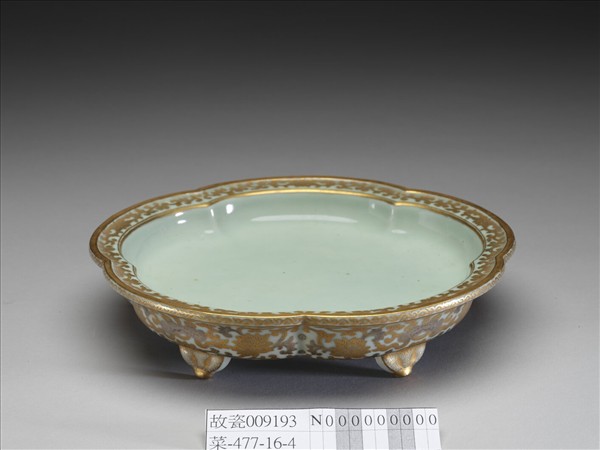 青瓷描金番蓮紋梅花式盆托